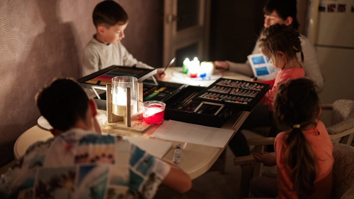 Niños estudiando a la luz de las velas