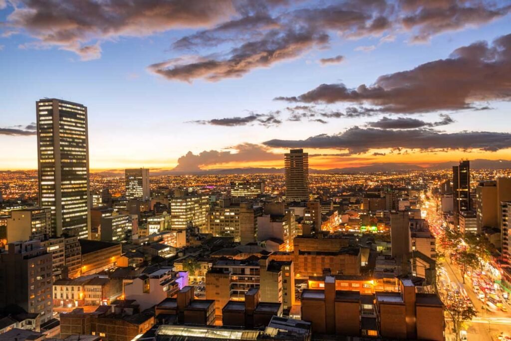 Vista panorámica de Bogotá Colombia se ven todos sus edificios y al fondo un hermoso atardecer.