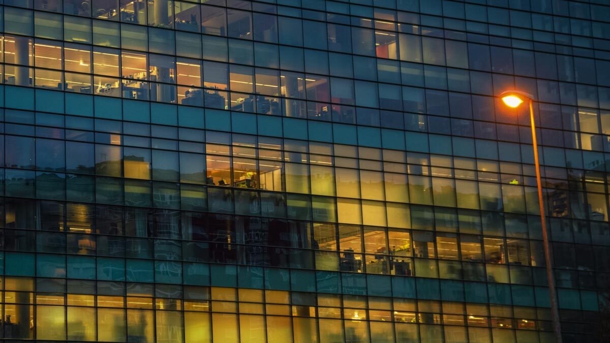 fachada edificio ventanas vidrio oficinas medialuz acristalado tarde