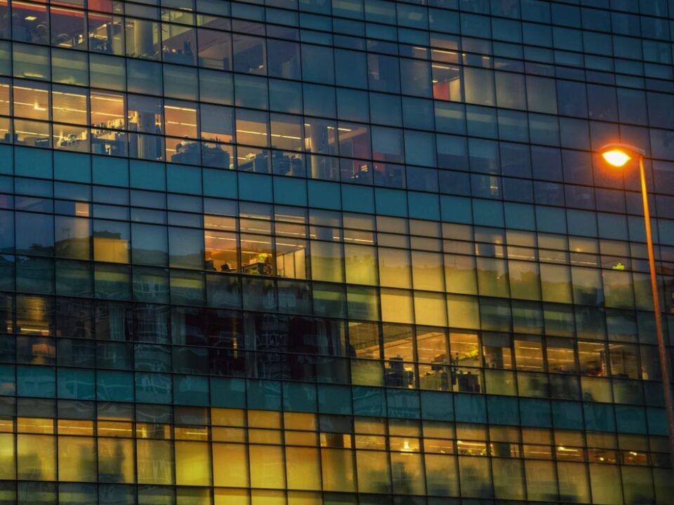 fachada edificio ventanas vidrio oficinas medialuz acristalado tarde