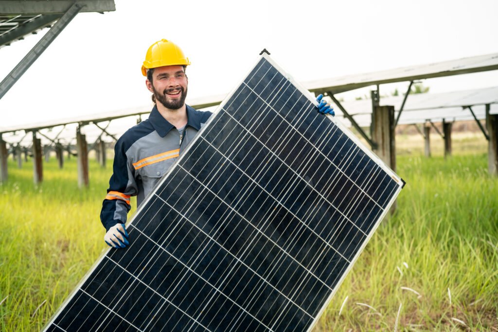 Trabajador con panel solar