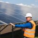 Trabajador con paneles solares