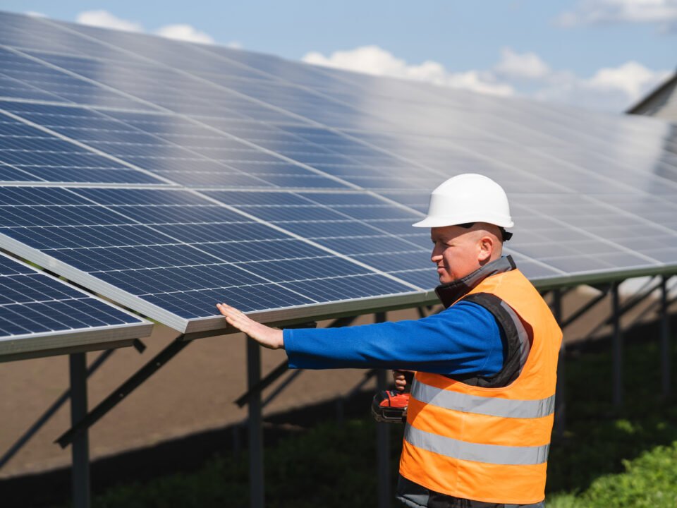 Trabajador con paneles solares