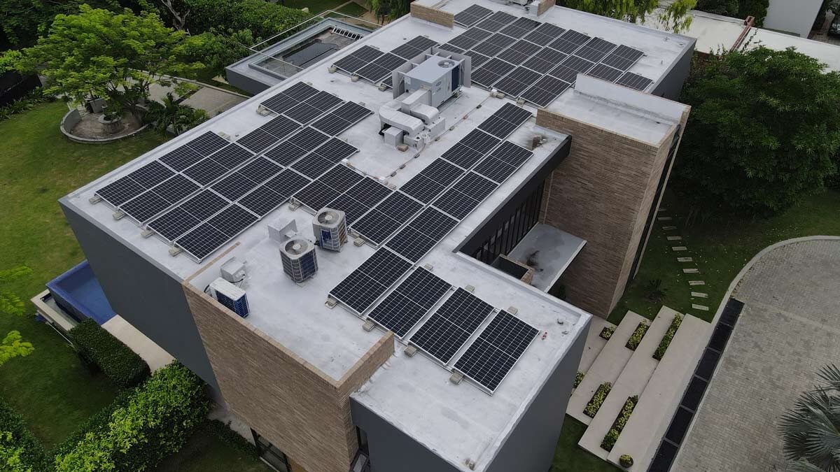 Casa con paneles solares