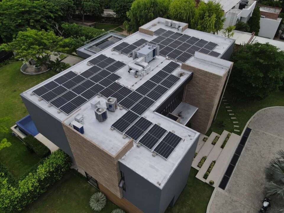 Casa con paneles solares